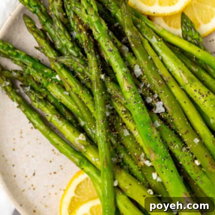 Asparagus on a plate with lemon slices.